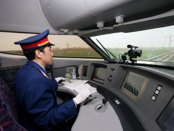 如何當(dāng)貨運(yùn)火車司機(jī)工作如何當(dāng)貨運(yùn)火車司機(jī)工作內(nèi)容