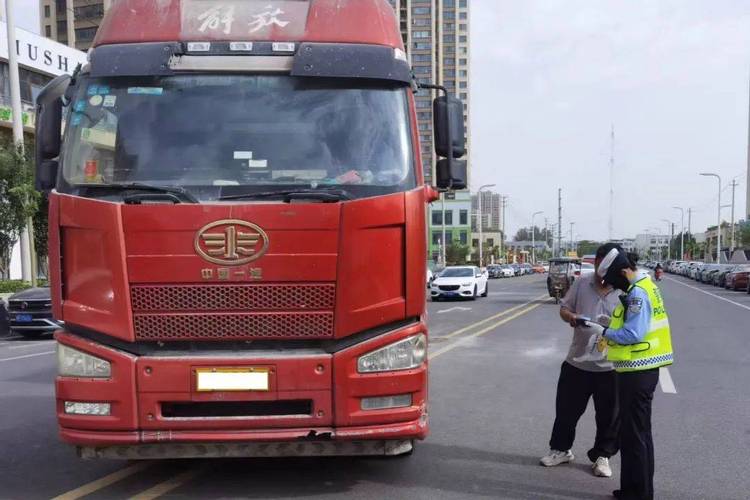 交警攔貨運交警攔截貨車