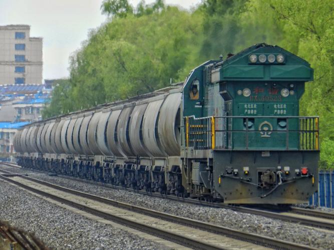 貨運(yùn)火車很長貨運(yùn)火車長度一般是多少